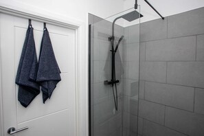 Chuveiro, produtos de toalete grátis, secador de cabelo 