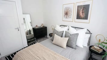 2 bedrooms, iron/ironing board, WiFi, bed sheets