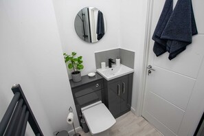 Douche, articles de toilette gratuits, sèche-cheveux