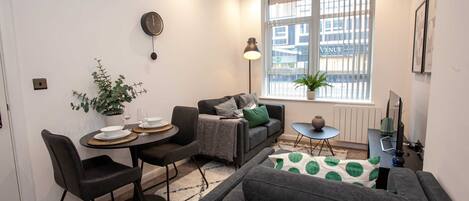 Una televisión, una oficina