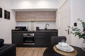 Køleskab, mikrobølgeovn, ovn, kogeplade