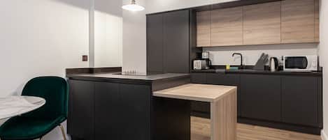 Kjøleskap, mikrobølgeovn, ovn og kokeplater