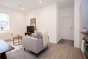 TV, offices - Cosy & Convenient 1 Bedroom Apartment in Bolton (Bolton)