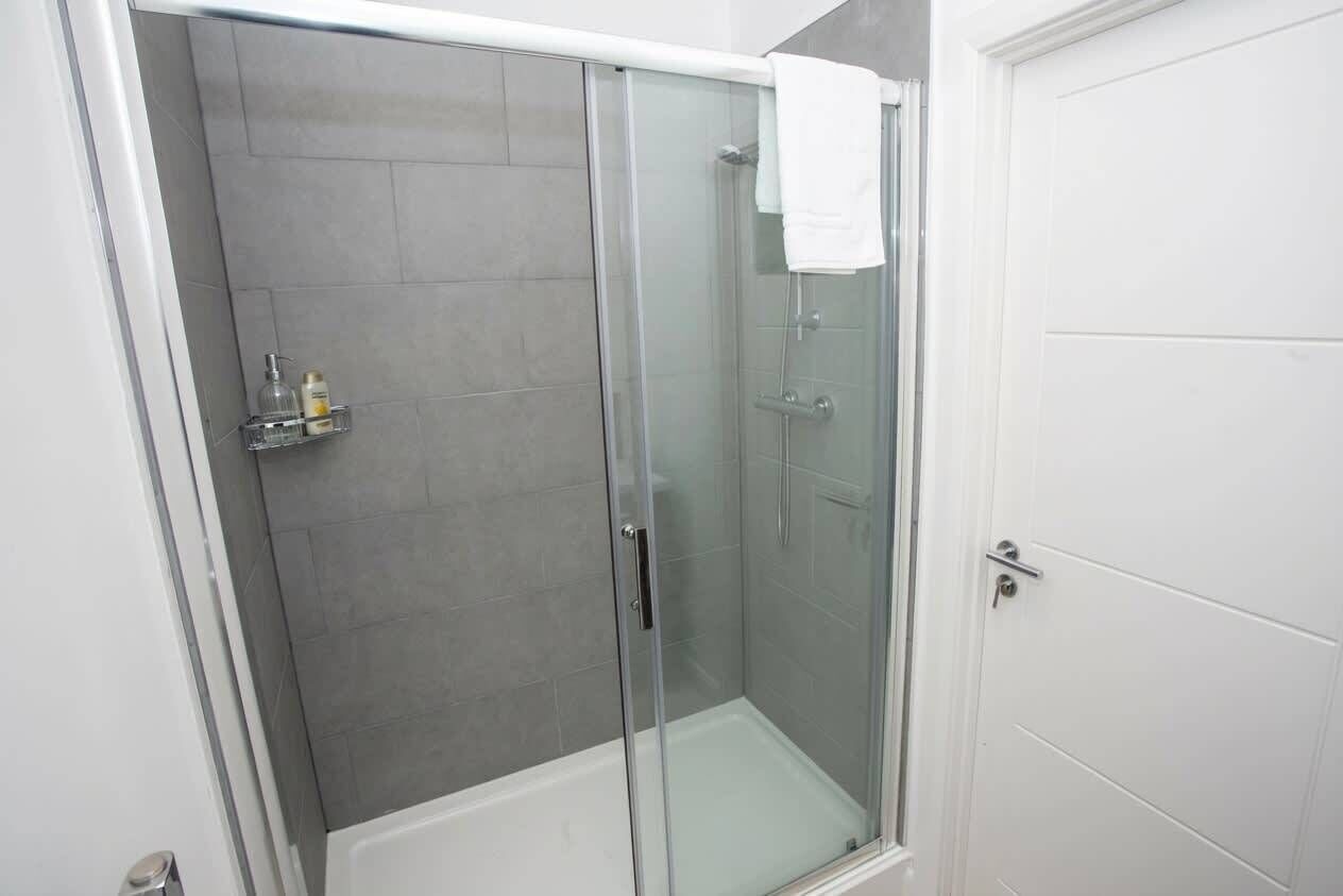 Shower, hair dryer, towels, shampoo