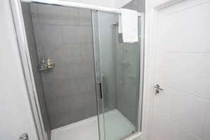 Douche, sèche-cheveux, serviettes fournies, shampoing