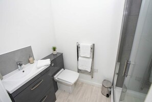 Shower, hair dryer, towels - Cosy & Convenient 1 Bedroom Apartment in Bolton (Bolton)