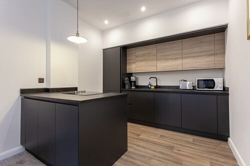 Modern and Chic 1BR Apartment in Bolton