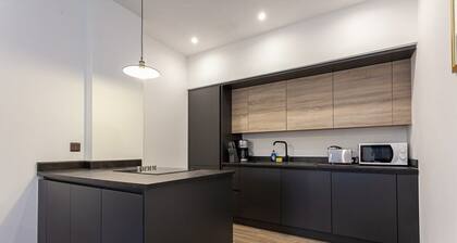 Modern and Chic 1BR Apartment in Bolton