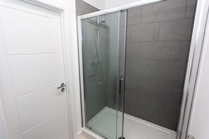 Dusche, Haartrockner, Handtücher, Shampoo