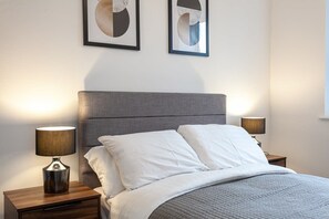 1 chambre, fer et planche à repasser, Wi-Fi, literie fournie