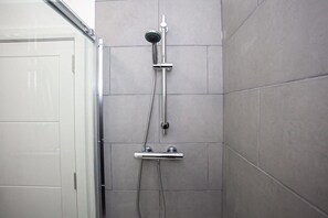 Shower, hair dryer, towels, shampoo