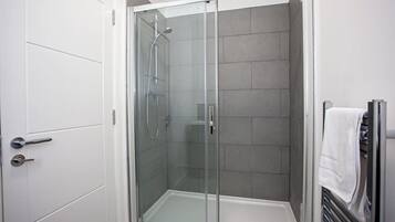 Shower, hair dryer, towels, shampoo