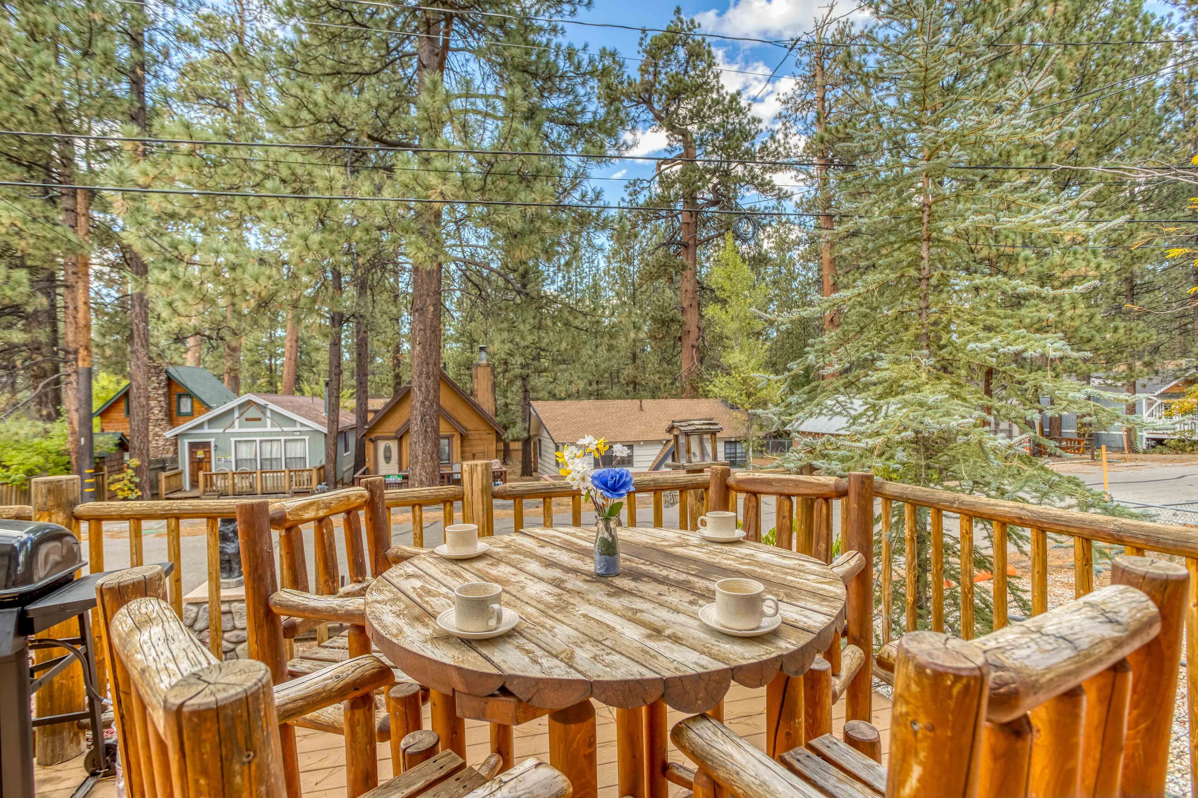 Classic modern cabin with game room, pool table, deck, BBQ and more!