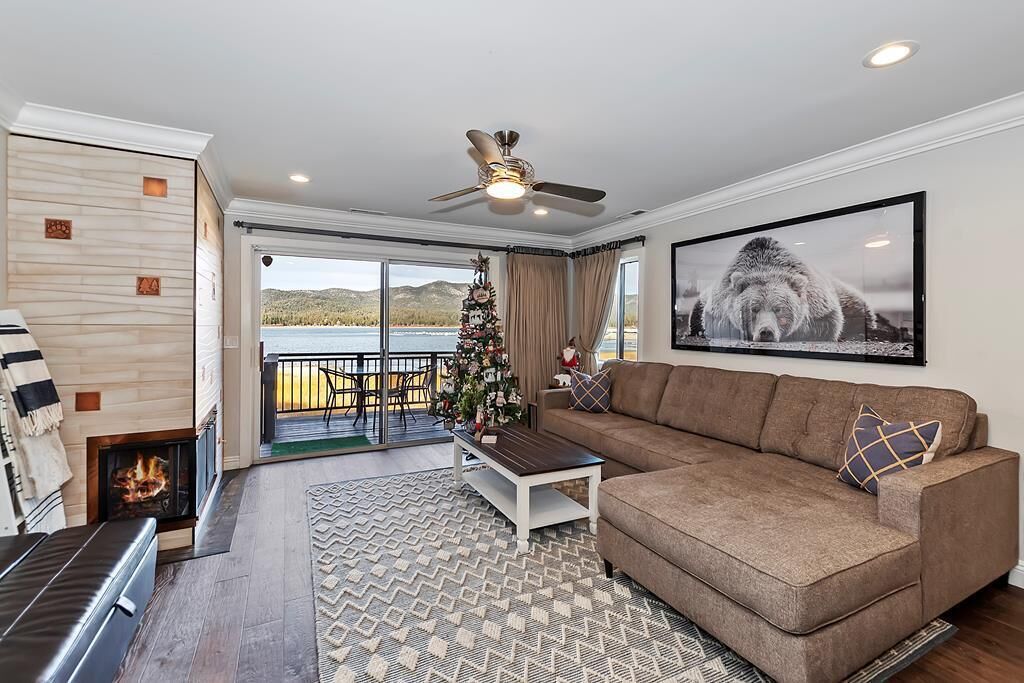 Beautiful lakefront home with amazing views, BBQ, and a short walk to everything