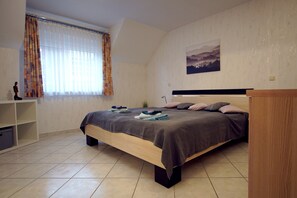 2 slaapkamers, een bureau, een strijkplank/strijkijzer, wifi