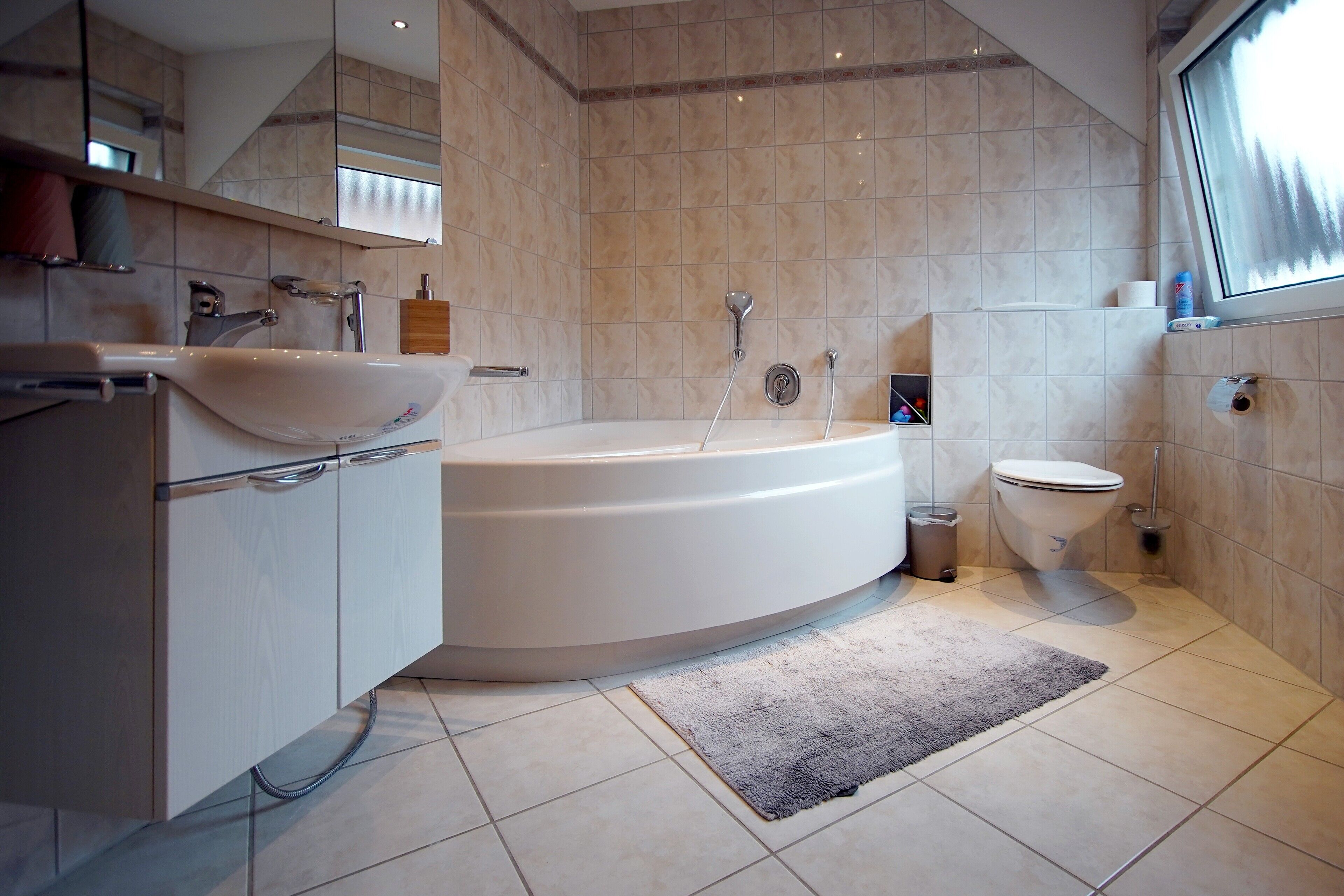 Baignoire, serviettes fournies, savon, papier toilette