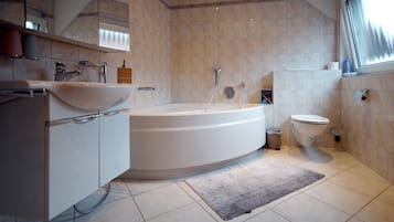 Badewanne, Handtücher, Seife, Toilettenpapier