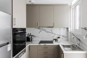 Refrigerador, lavavajillas, cafetera de espresso y cafetera y tetera 