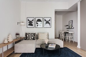 Smart TV, Netflix, books, streaming services