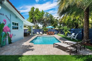 Outdoor pool - Spacious Oasis! Pool, outdoor bar& kitchen, private playground, pool table! (Dania Beach)