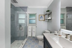 Combined shower/bathtub, hair dryer, towels, soap - Spacious Oasis! Pool, outdoor bar& kitchen, private playground, pool table! (Dania Beach)