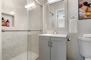 Combined shower/bathtub, hair dryer, towels - Charming 3bedroom 2.5 bath entire home in Marietta, Georgia (Marietta)