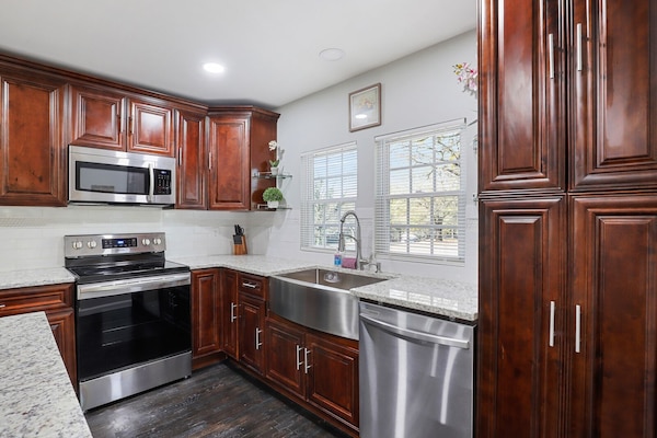 Kjøleskap, mikrobølgeovn, ovn og kokeplater