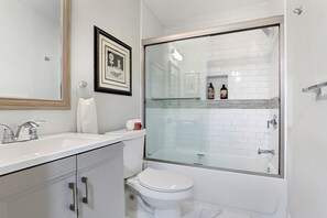 Ensemble baignoire-douche, séchoir à cheveux, serviettes fournies