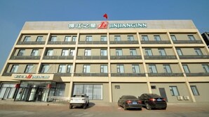 A multi-story hotel with a prominent signage for 'Jinjiang Inn'. - Jinjiang Inn (Tianjin Gangguan Company) (Tianjin)