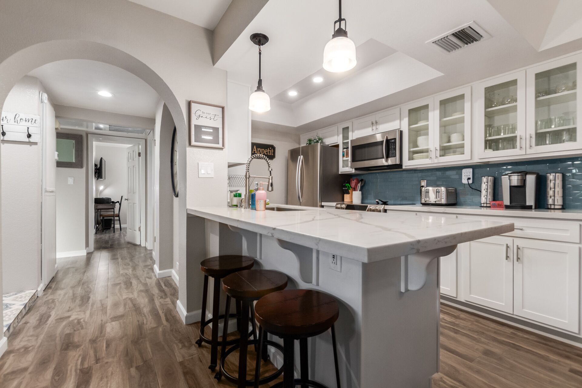 Frigorífico, microondas, horno y placa de cocina