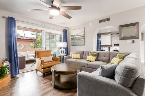 Desert retreat, 3 pools, free parking, PAC MAN, Sleeps 8, Pickleball, Internet