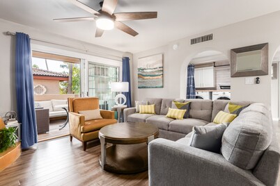 Desert retreat, 3 pools, free parking, PAC MAN, Sleeps 8, Pickleball, Internet