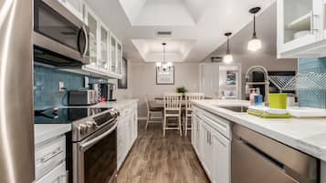 Kylskåp, mikrovågsugn, ugn och spishäll