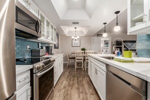 Frigorífic, microones, forn i placa de cuina 