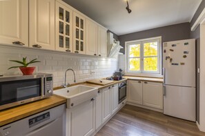 Kühlschrank, Mikrowelle, Ofen, Herdplatte