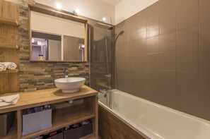Badewanne, Haartrockner, Handtücher