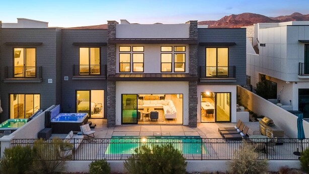A modern multi-story house with a swimming pool, outdoor seating, and a hot tub. - Double Eagle On The 8th: Private Pool + Near Coral Canyon (Washington)