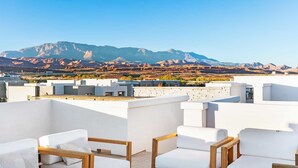 A rooftop terrace with white furniture and a mountain view. - Double Eagle On The 8th: Private Pool + Near Coral Canyon (Washington)