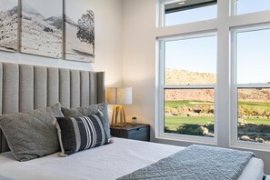 7 bedrooms, desk, iron/ironing board, travel crib - Albatross On The 8th: Private Pool And Hot Tub! (Washington)