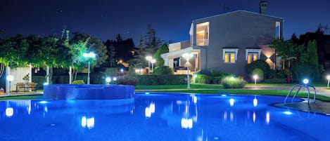 Presidential Villa | 4 bedrooms, premium bedding, laptop workspace, iron/ironing board