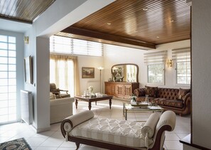 Presidential-huvila | Oleskelualue | LED-televisio, takka, työhuone, tietokoneen näyttö