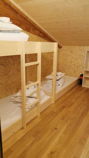 Habitación triple básica | Wifi gratis y ropa de cama