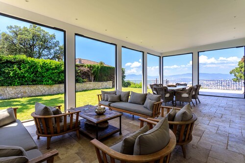 Comfortable villa at the top of Cannes, 8 bedrooms, double pool, sea view