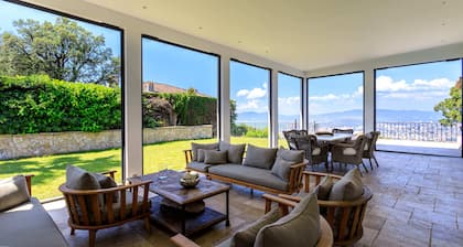 Villa exclusive au sommet de Cannes, 8 chambres, double piscine, vue mer