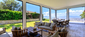 Exclusive villa at the top of Cannes, 8 bedrooms, double swimming pool, sea view