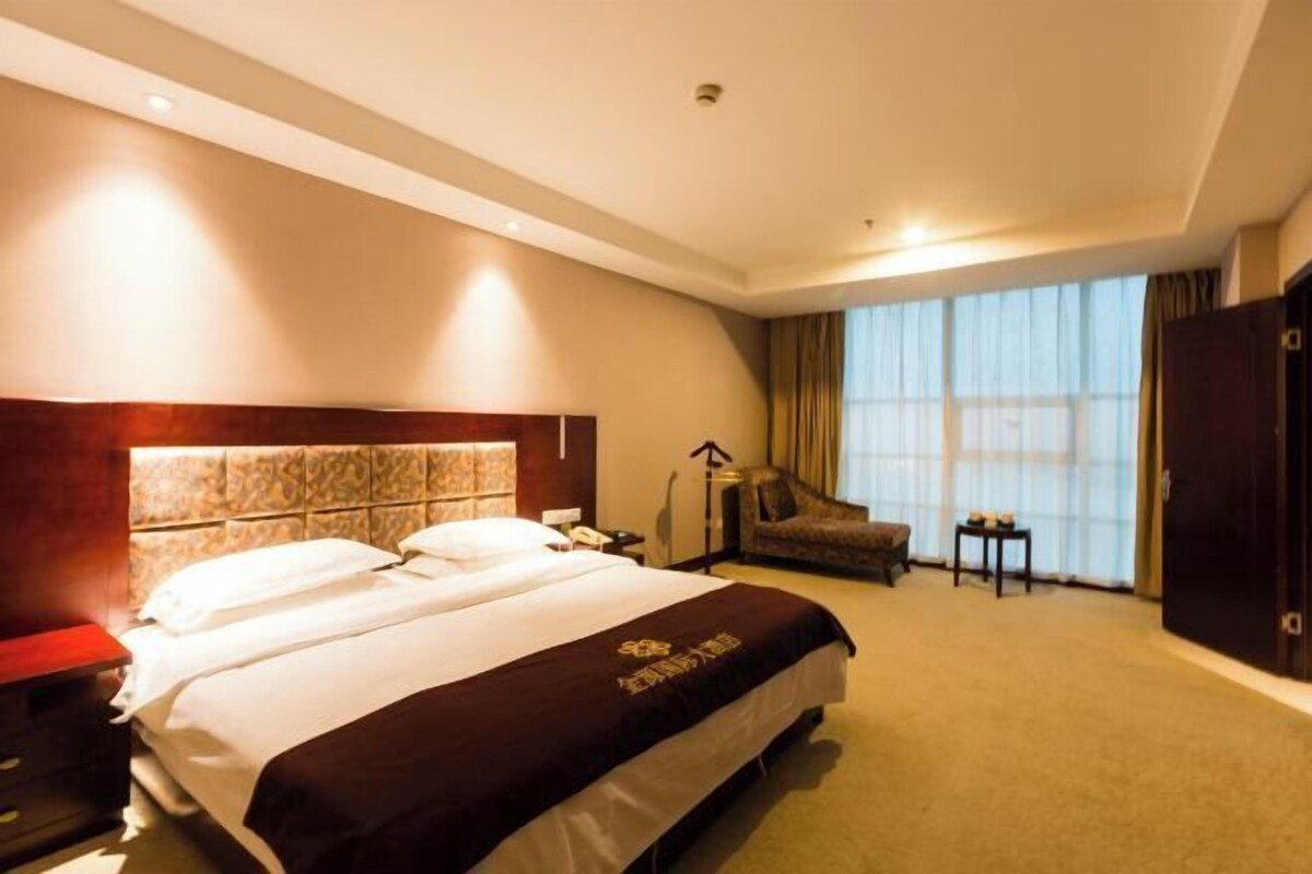 Minibar, meja kerja, dan setrika/meja setrika