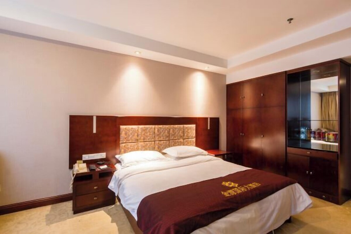 Minibar, meja kerja, dan setrika/meja setrika