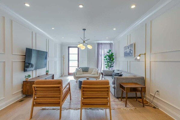 Televisión y oficina 