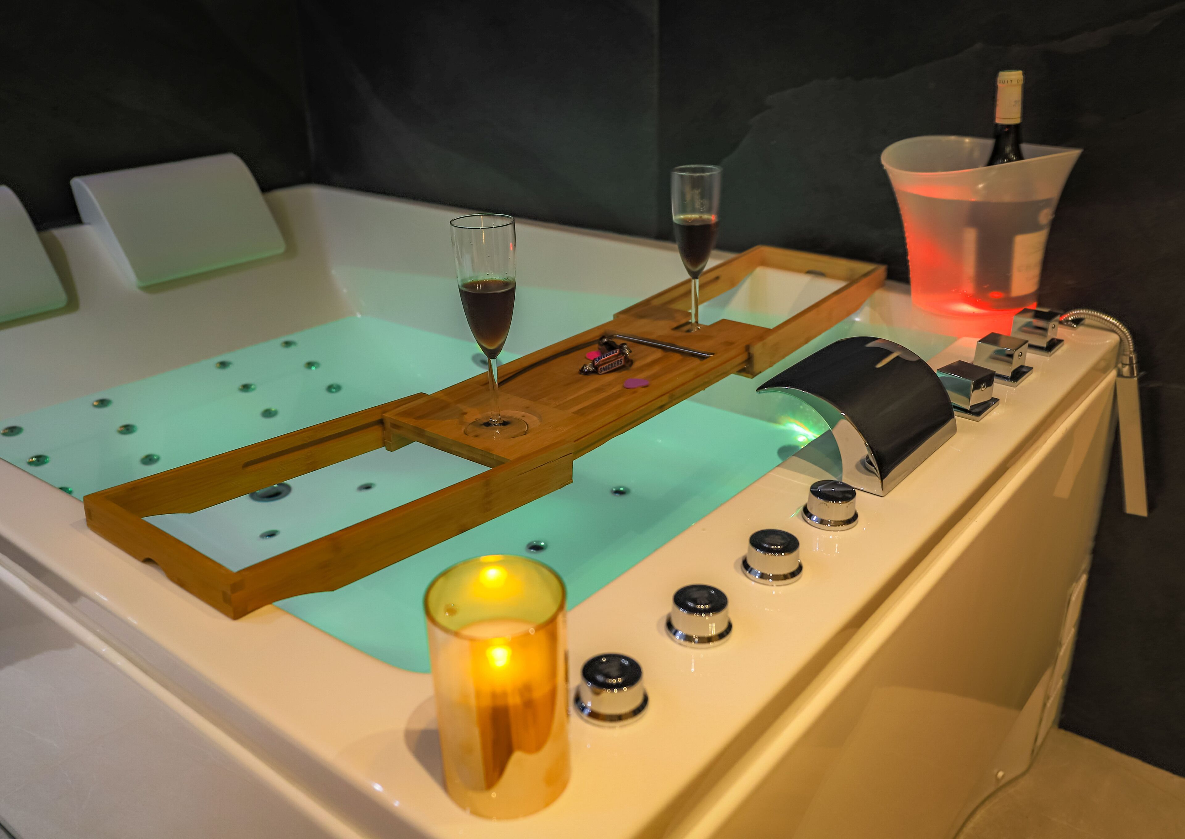 Baignoire à jets, sèche-cheveux, serviettes fournies, savon