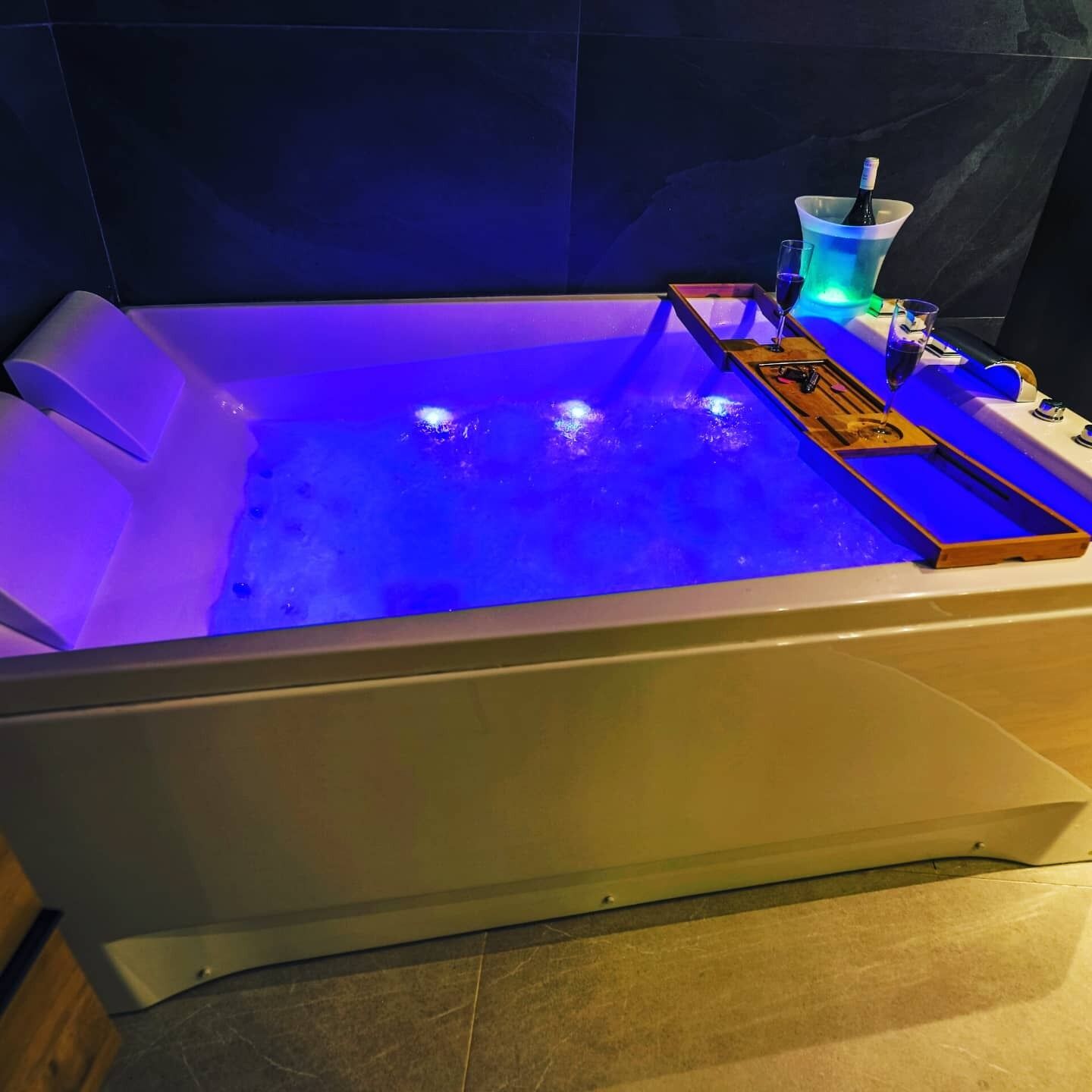 Baignoire à jets, sèche-cheveux, serviettes fournies, savon